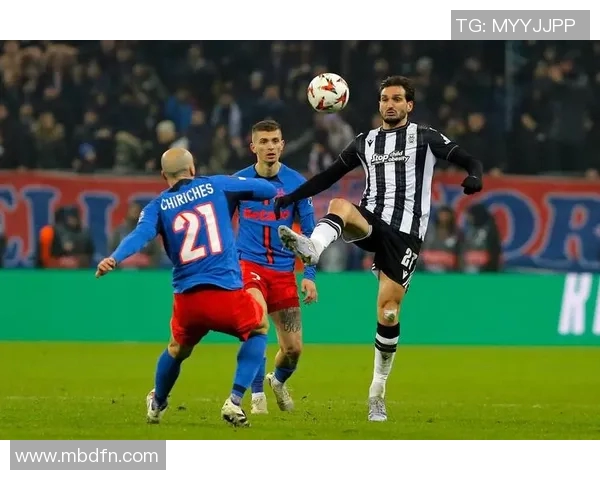 潮酷足球星发型男演绎运动与时尚完美结合魅力风采