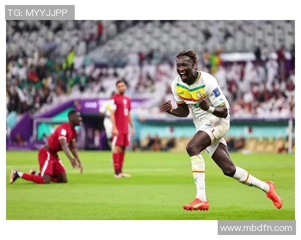 《足球星卡2022世界杯系列：重温赛场经典瞬间与传奇球员故事》